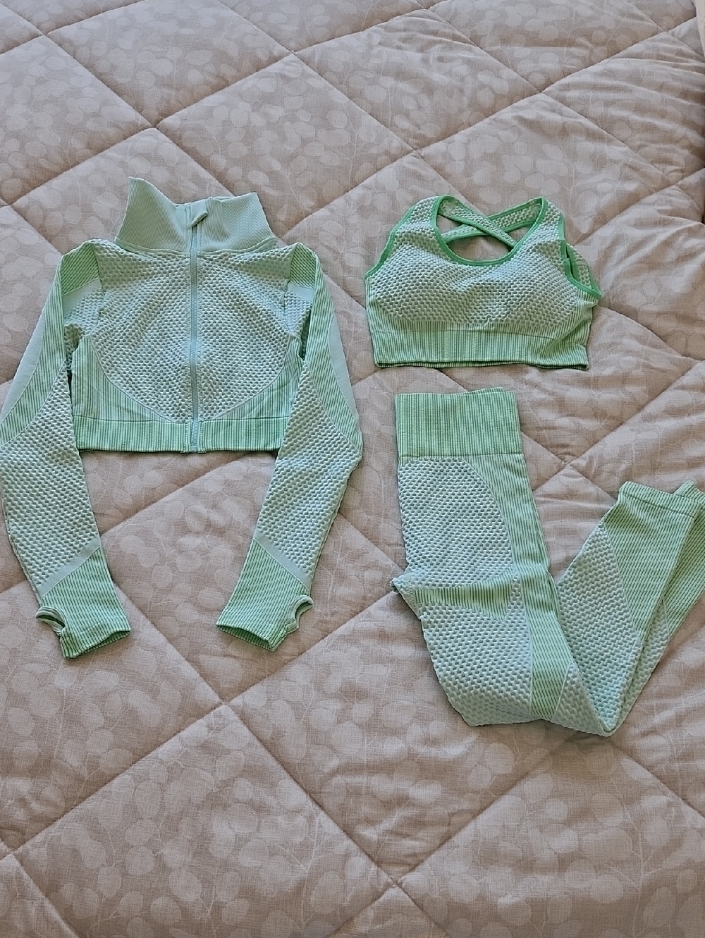 NWT Seamless Mint Green 3-Piece Activewear Set – Size Small